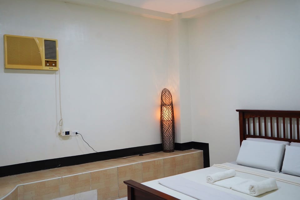 Twin Room | Desk, bed sheets