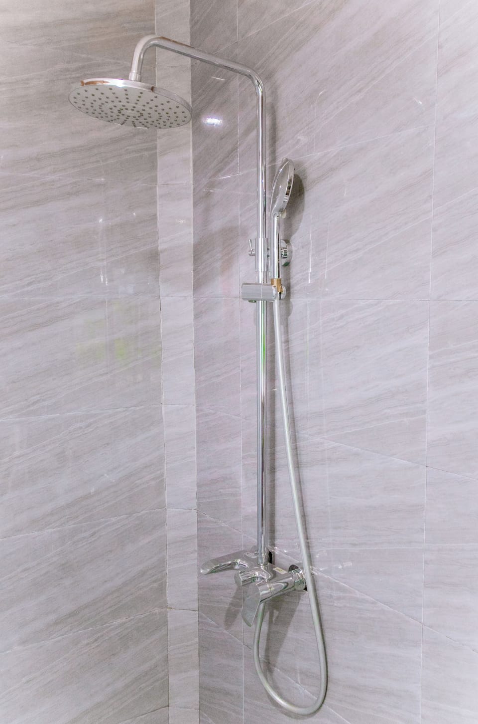 Rainfall showerhead, free toiletries, hair dryer, slippers