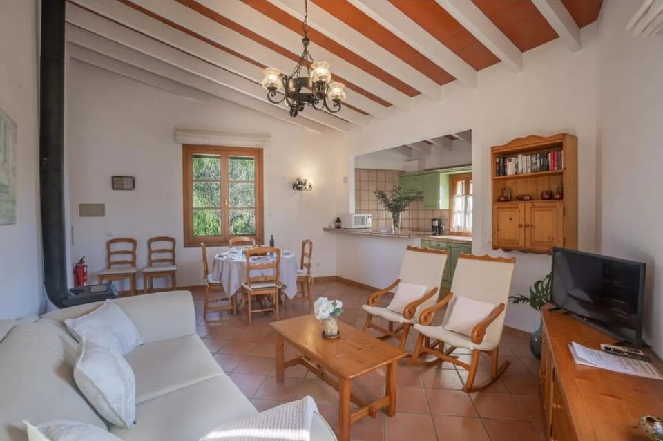 Comfort Cottage, Mountain View | Living room | 40-inch flat-screen TV with digital channels