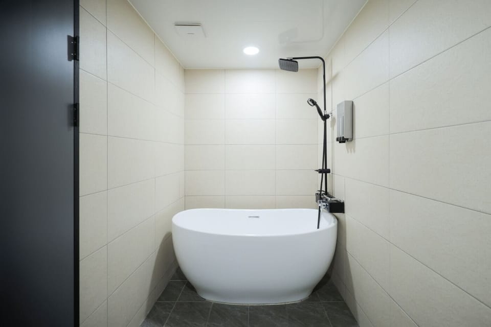 Suite, Non Smoking | Bathroom | Free toiletries, hair dryer, slippers, towels