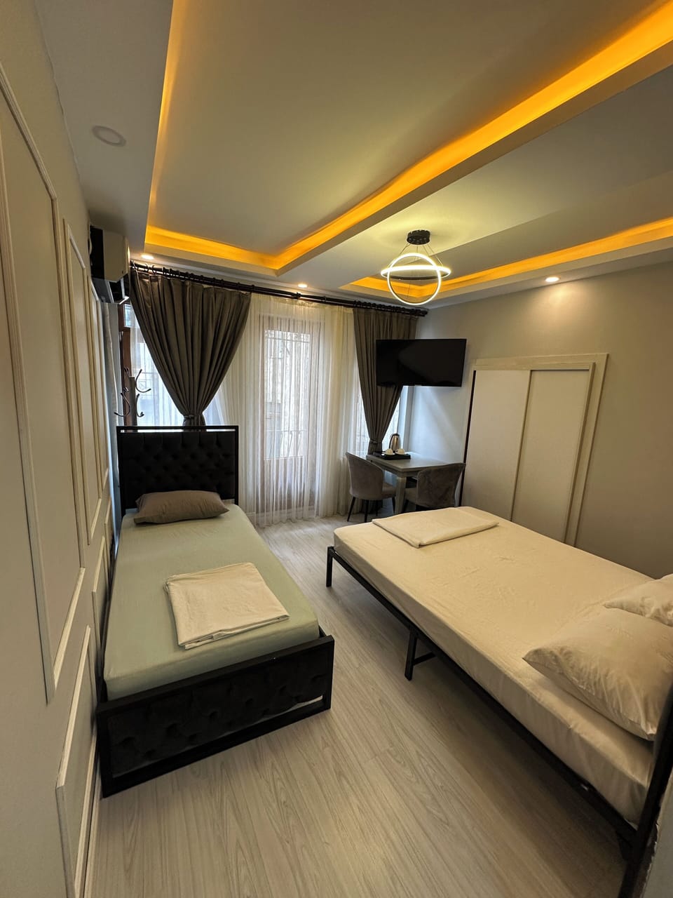 Deluxe Studio Suite, City View | Egyptian cotton sheets, premium bedding, minibar, desk