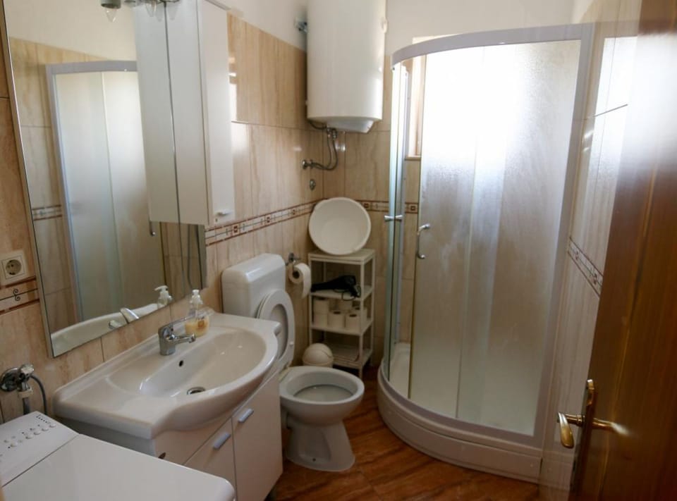 Apartment (Four Bedroom Apartment with Sea View) | Bathroom | Shower, towels