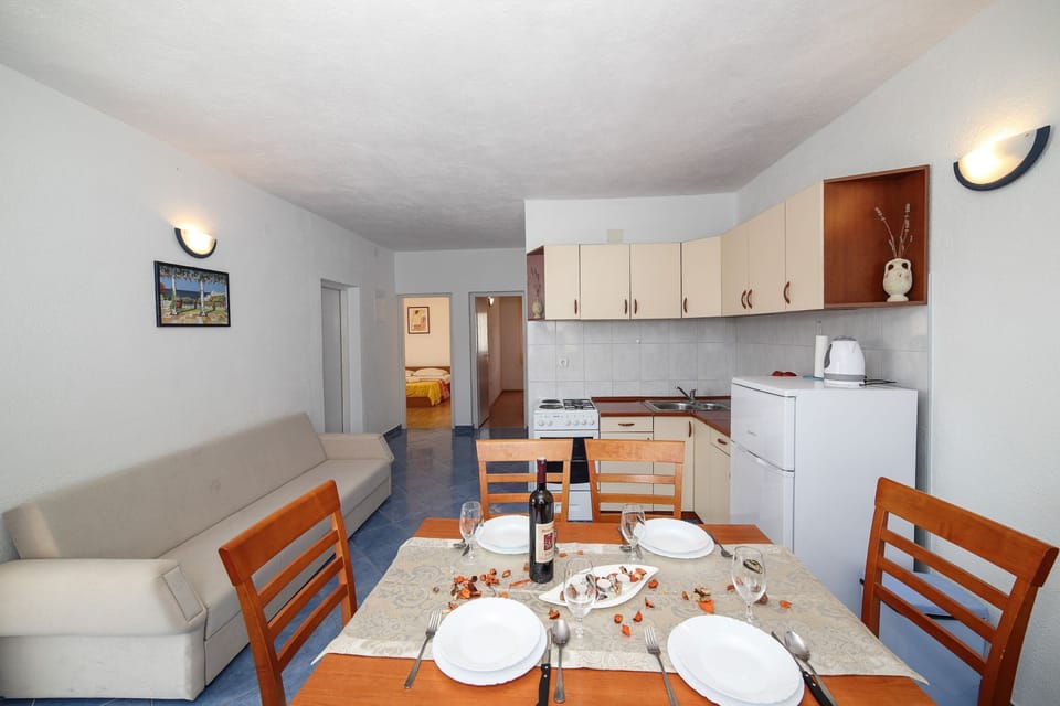House (Five Bedroom Holiday Home with Terrac) | Dining room