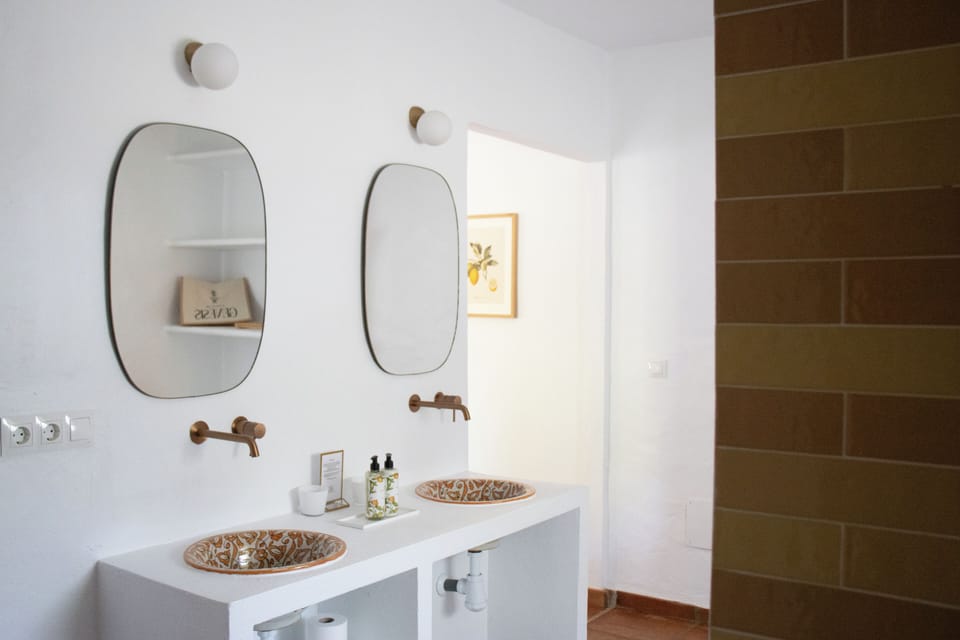 Superior Double or Twin Room, Roll-in Shower | Egyptian cotton sheets, premium bedding, in-room safe, blackout drapes