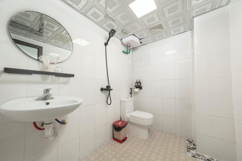 Deluxe Double Room | Bathroom | Shower, hair dryer, slippers, bidet