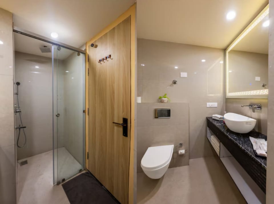 Deluxe Room | Bathroom | Shower, hair dryer (on request), towels, soap
