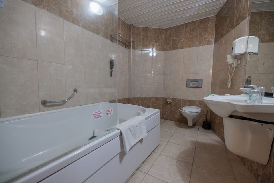 Economy Room | Bathroom | Combined shower/tub, hair dryer, bathrobes, towels