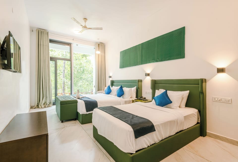 Suite, Balcony, Garden View | Bathroom | Free toiletries, towels, soap, shampoo