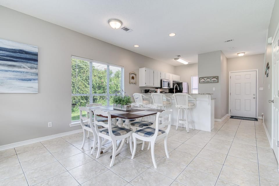 House, Multiple Beds (Gulf Walk 506) | Dining