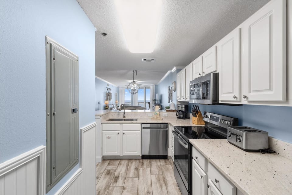 Condo, Multiple Beds (Palacio 1704) | Private kitchen | Oven, toaster