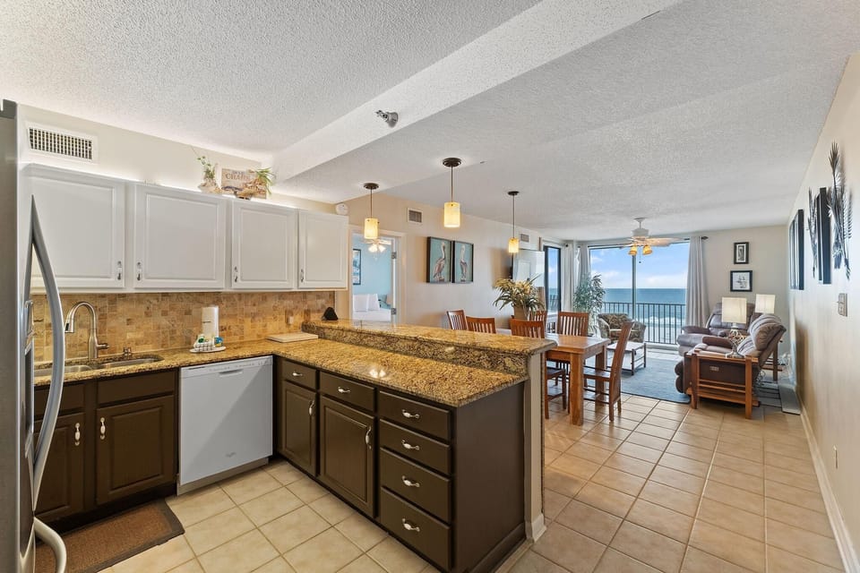 Condo, Multiple Beds (Romar Place 305) | Private kitchen | Oven