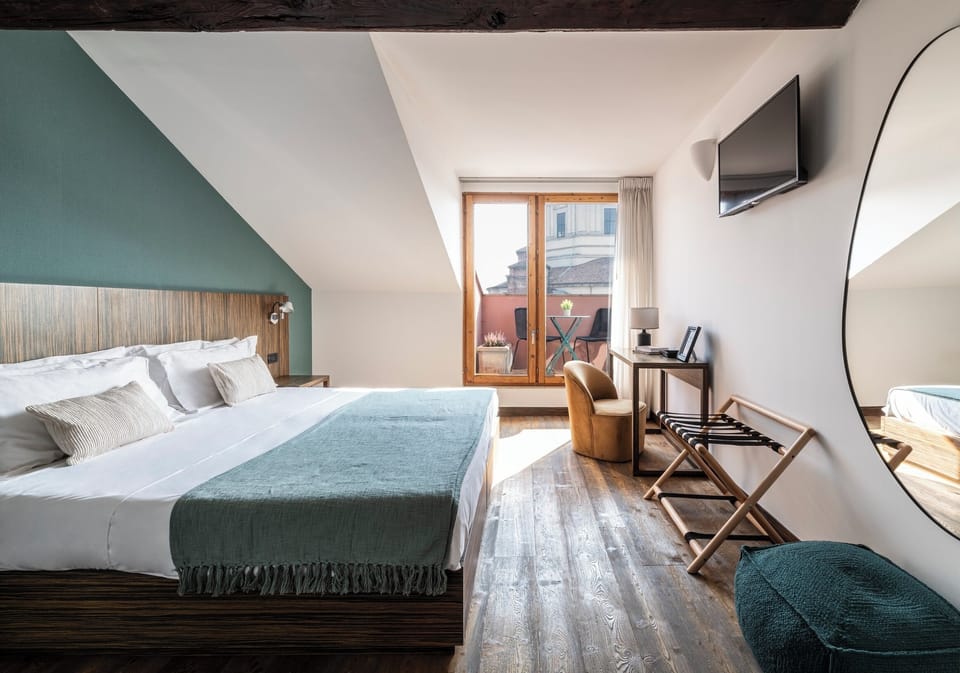 Deluxe Room, 1 Queen Bed, Private Bathroom, City View | Desk, laptop workspace, iron/ironing board, free WiFi