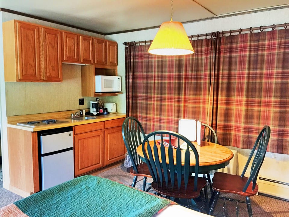 Family Suite, 2 Bedrooms, Kitchenette, Mountain View | Desk, soundproofing, iron/ironing board, free cribs/infant beds