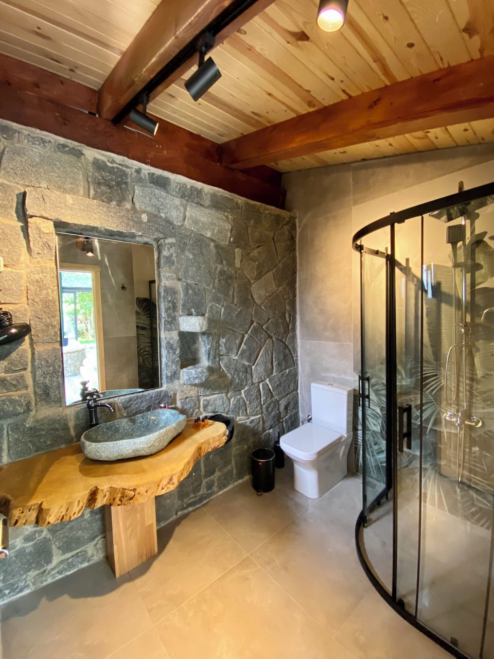 Executive Double Room | Bathroom | Shower, free toiletries, hair dryer, towels