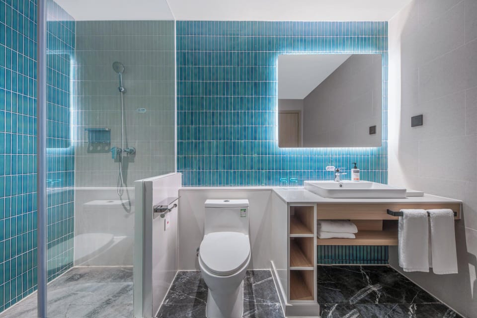 Standard Room, 1 King Bed, Accessible (Hollywood) | Bathroom | Hair dryer, slippers, towels, shampoo