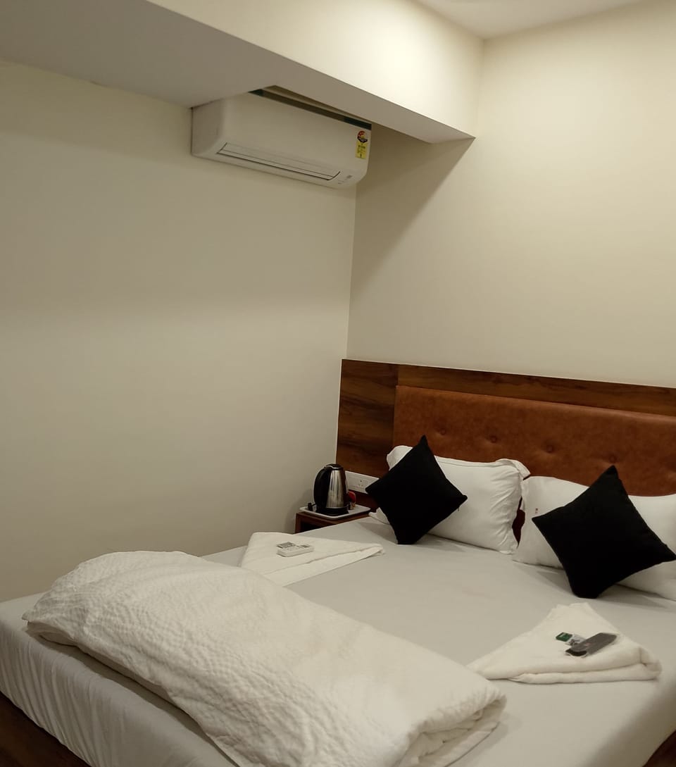Laptop workspace, iron/ironing board, free WiFi