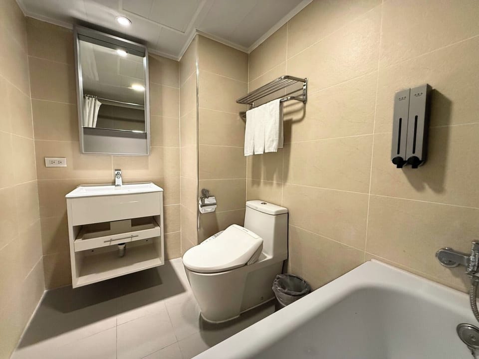 Down comforters, free minibar, blackout drapes, free WiFi