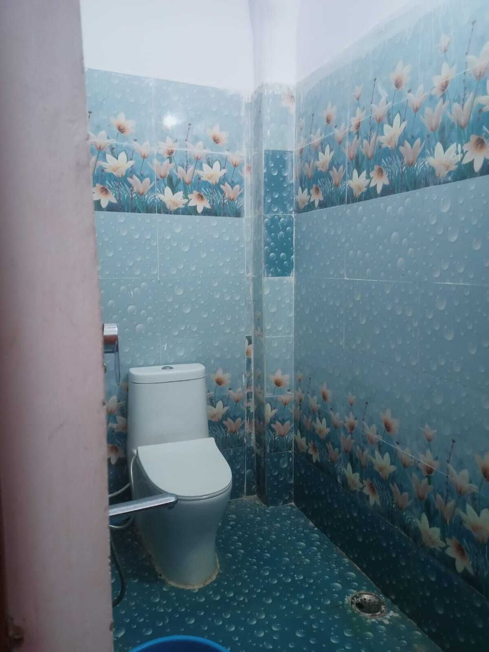 Combined shower/tub, towels, soap, toilet paper