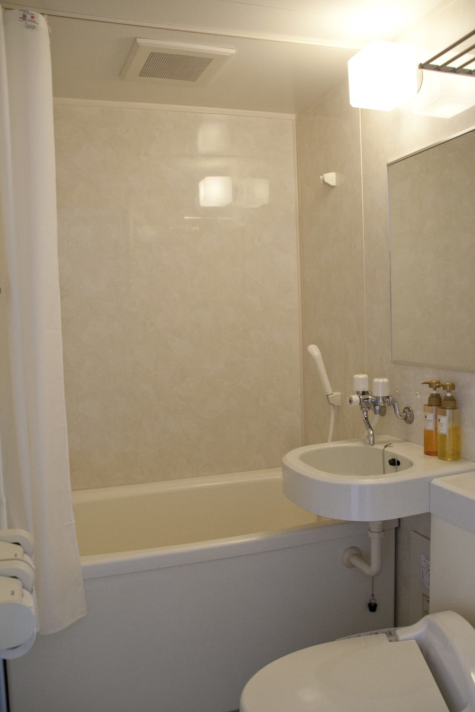 Standard Room, Non Smoking (semi double) | Bathroom | Combined shower/tub, free toiletries, hair dryer, bathrobes