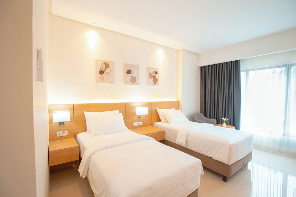 Deluxe Twin Room, City View | Desk, laptop workspace, WiFi (free)