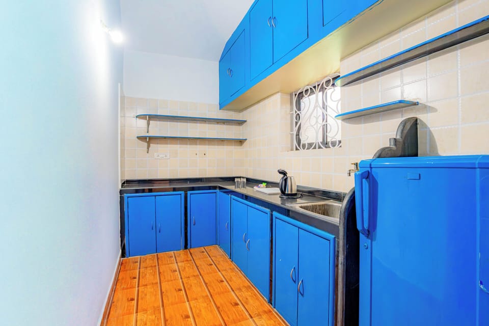 Standard Studio Suite, Balcony, Garden View | Private kitchen | Electric kettle