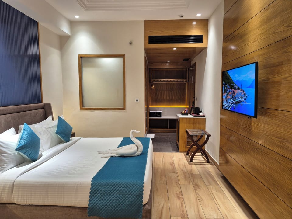 Executive Room, Garden View | In-room safe, desk, laptop workspace, blackout drapes