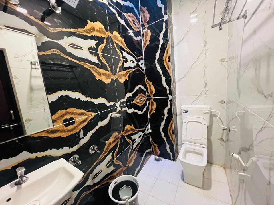 Deluxe Double Room | Bathroom | Towels, soap, toilet paper