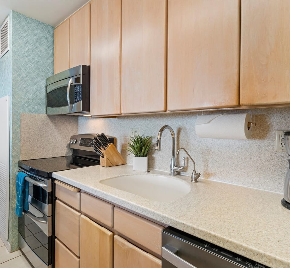 Condo, 2 Bedrooms | Private kitchen | Fridge, oven, coffee/tea maker, toaster