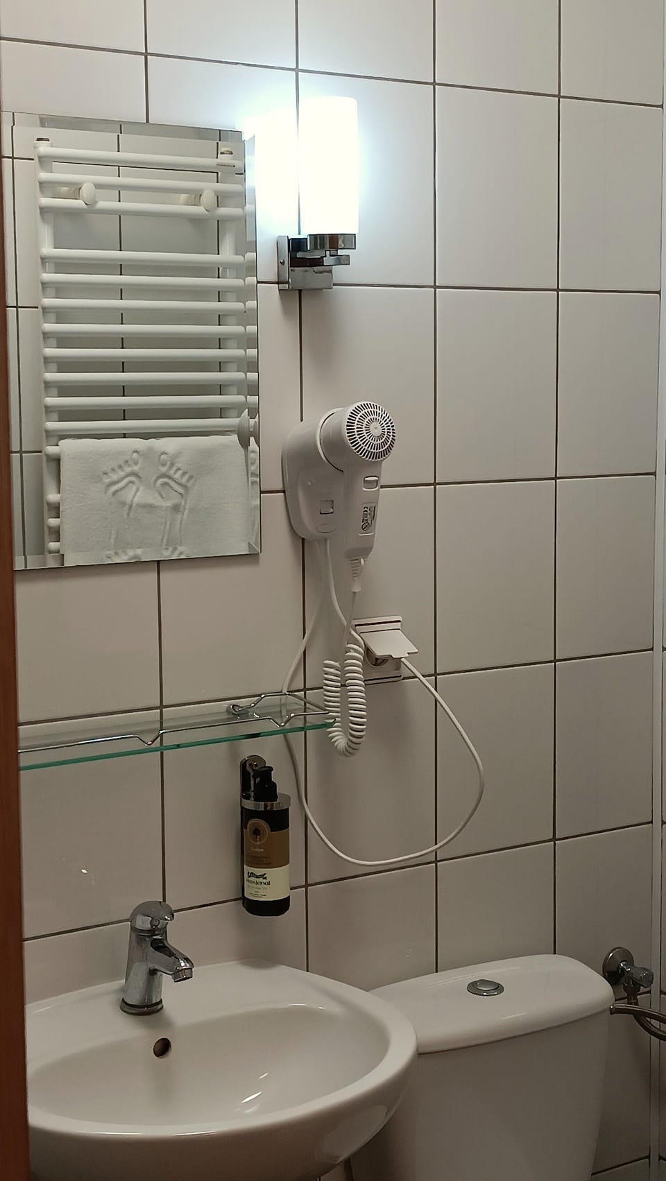 Classic Single Room | Bathroom | Hair dryer, towels, soap, shampoo