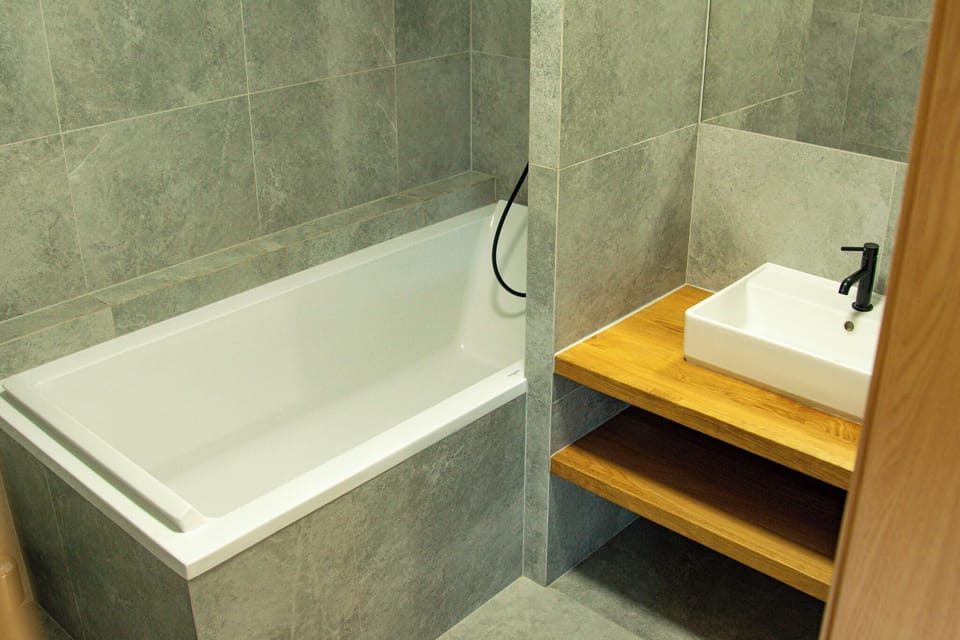 Comfort Studio Suite | Bathroom | Hair dryer, towels, soap, shampoo