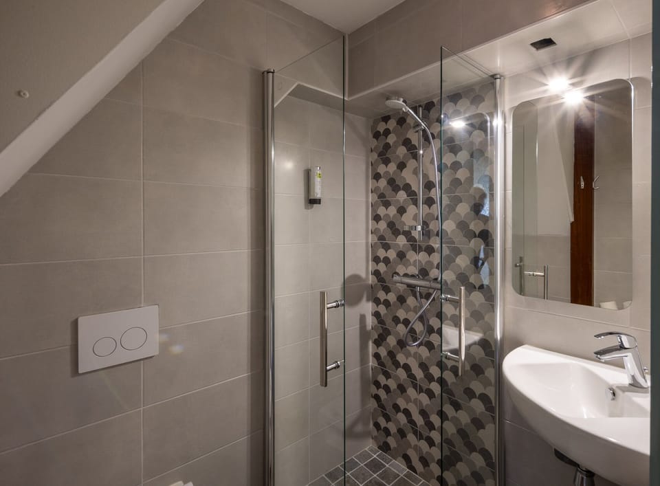 Desk, soundproofing, free WiFi, bed sheets