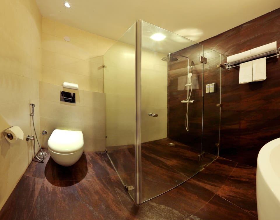 Superior Double Room, 1 King Bed | Bathroom | Shower, free toiletries, hair dryer, slippers