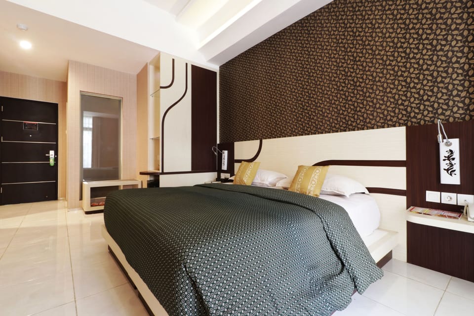 Deluxe Room, Pool Access | Desk, free WiFi