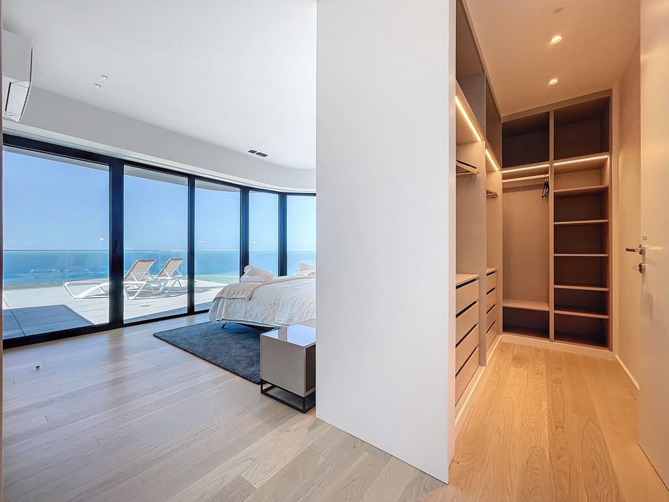 House | 3 bedrooms, desk