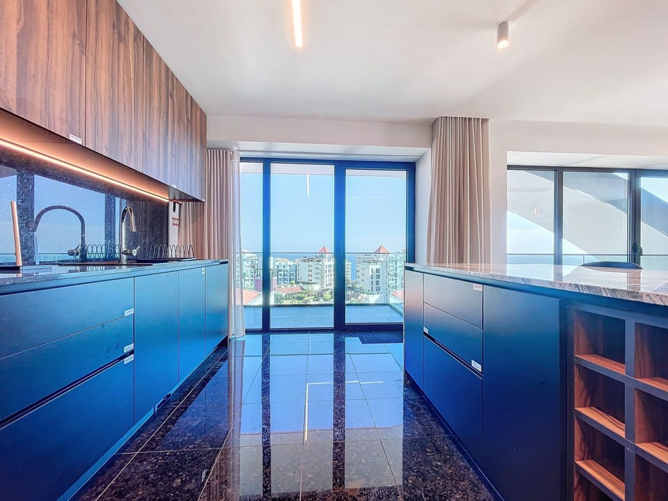 House | 3 bedrooms, desk