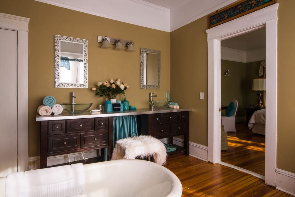 Room (The Green Room) | Bathroom | Designer toiletries, hair dryer, bathrobes, towels