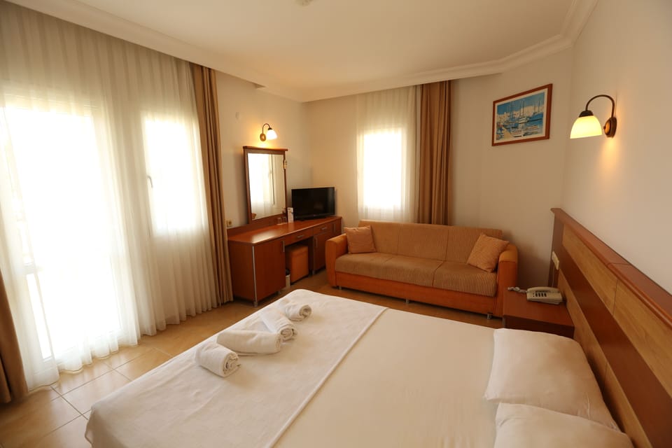 Minibar, blackout drapes, free WiFi, bed sheets