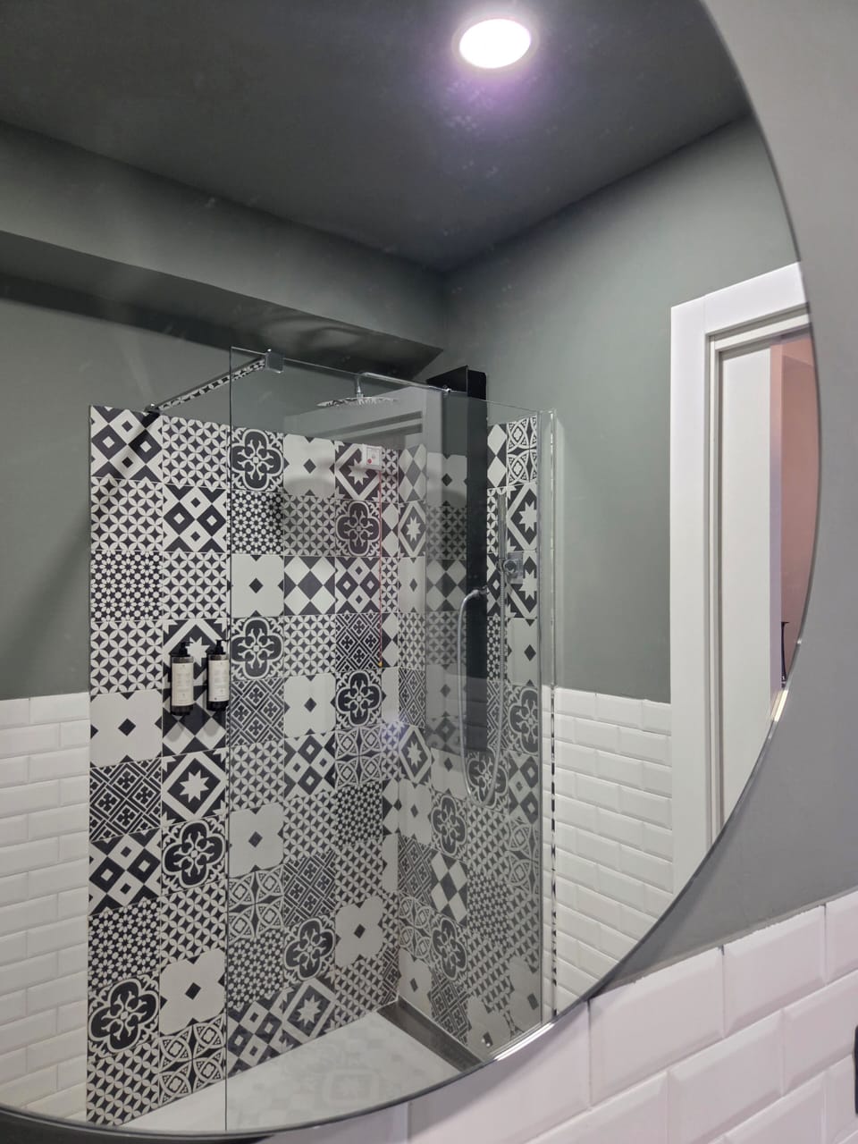 Double Room, Balcony, City View | Bathroom | Shower, free toiletries, hair dryer, bidet
