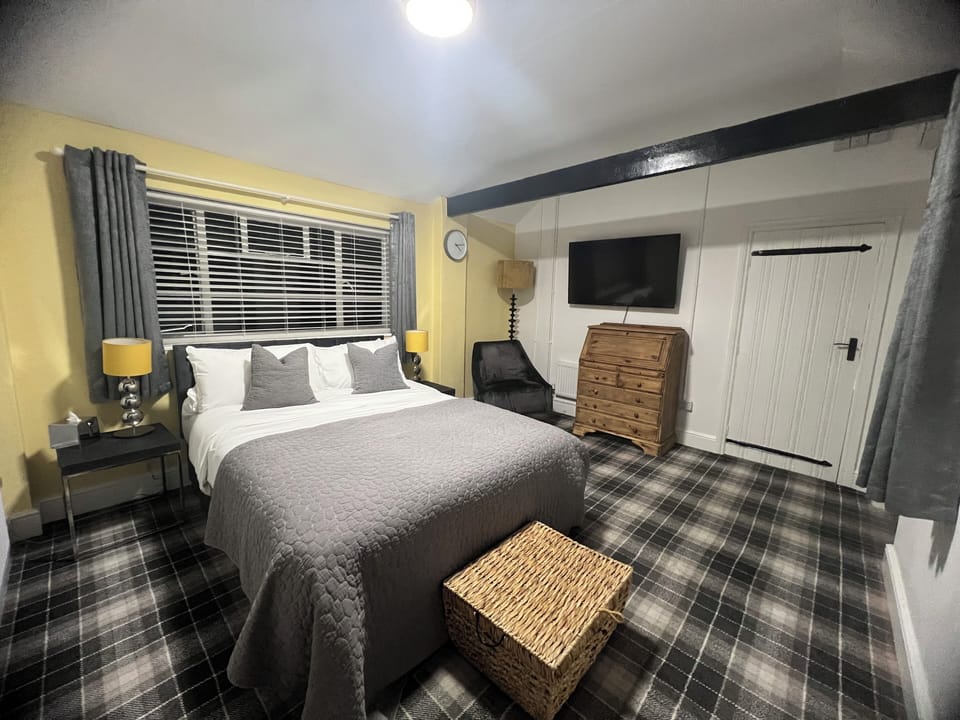 Design Room, Garden View | Individually furnished, iron/ironing board, free WiFi, bed sheets