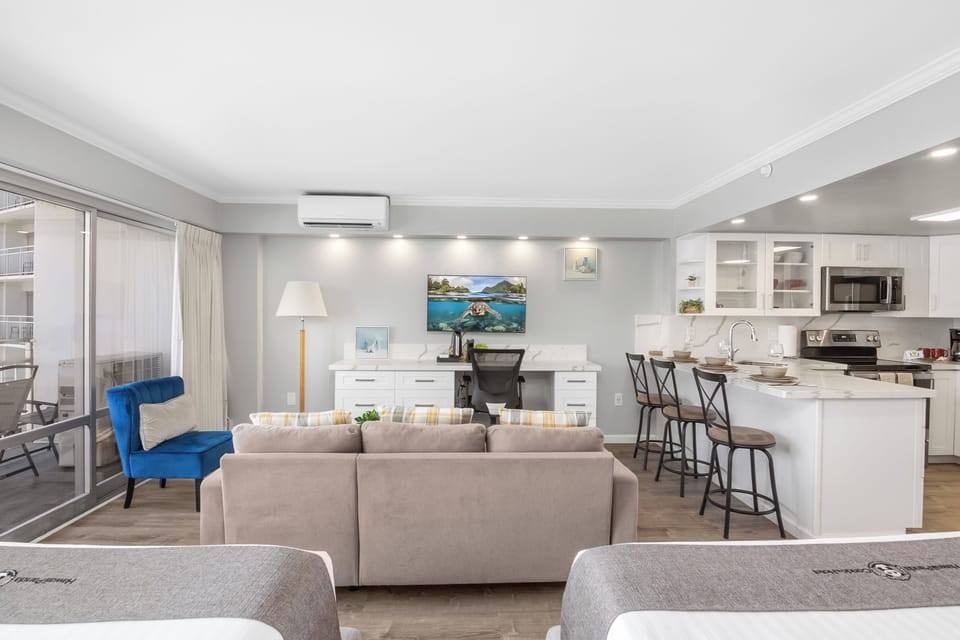 Studio, 2 Queen Beds, Balcony, City View (1 Bedroom) | Living area