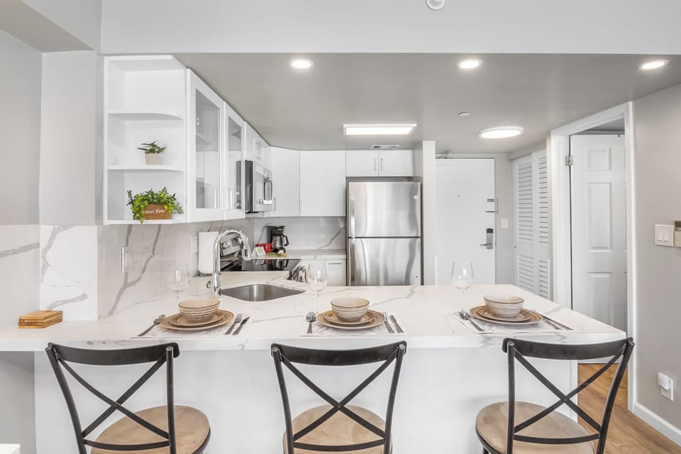 Studio, 2 Queen Beds, Balcony, City View (1 Bedroom) | Dining room