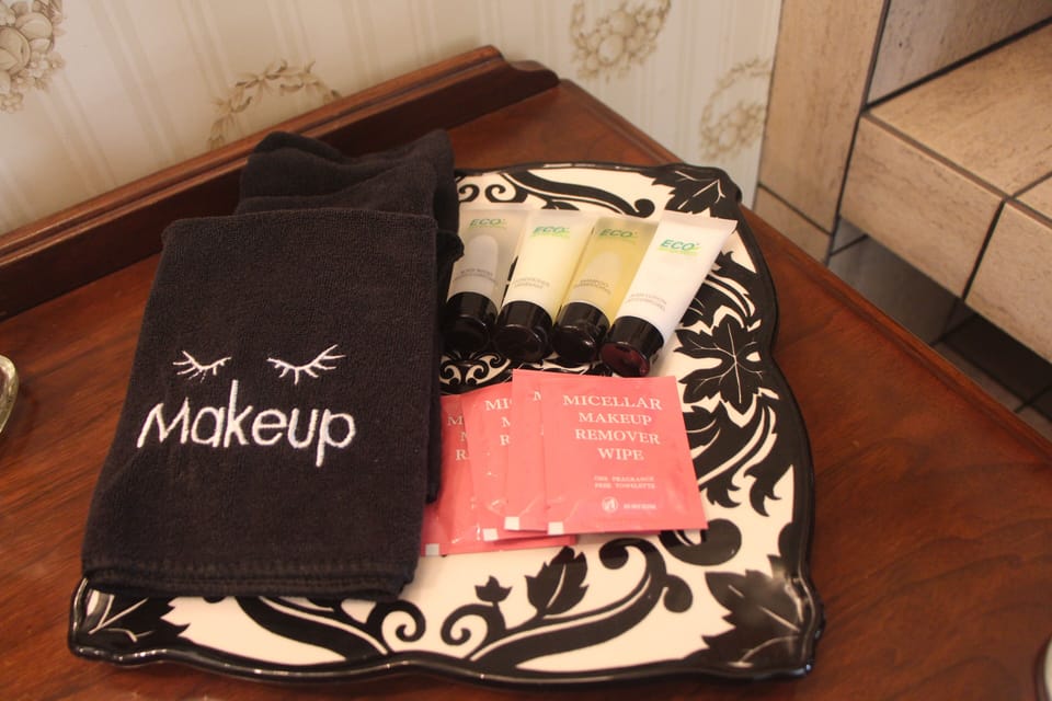 Deluxe Room | Bathroom | Free toiletries, hair dryer, towels, soap