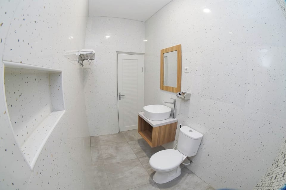Shower, free toiletries, towels, soap