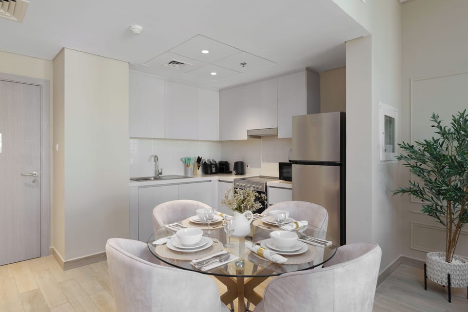Deluxe Apartment, 1 Bedroom, Balcony, Canal View | Dining room