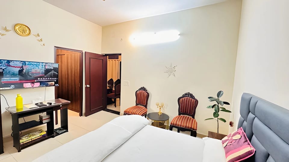 3BHK Private Room | 3 bedrooms, iron/ironing board, bed sheets
