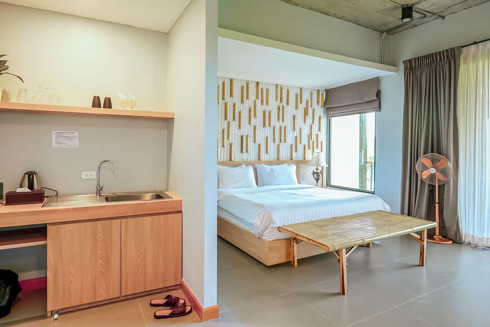 Suite | Desk, free WiFi