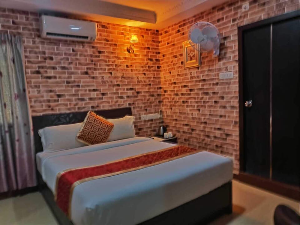 Deluxe Double Room | Blackout drapes, iron/ironing board, free WiFi