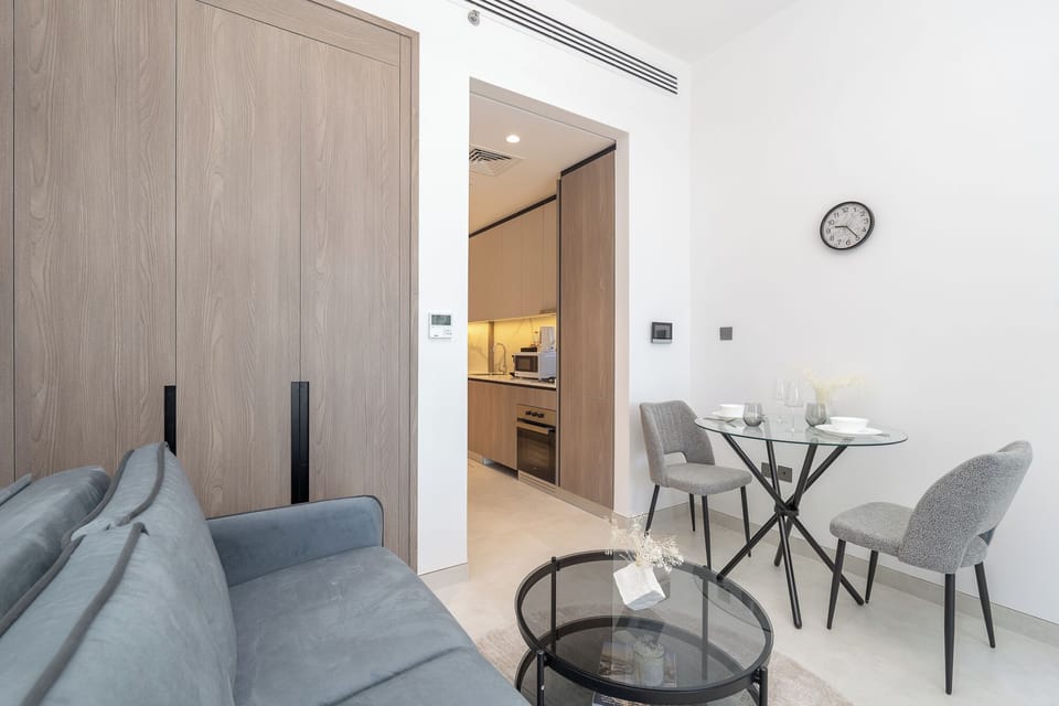 Deluxe Studio, Balcony, City View | Living area