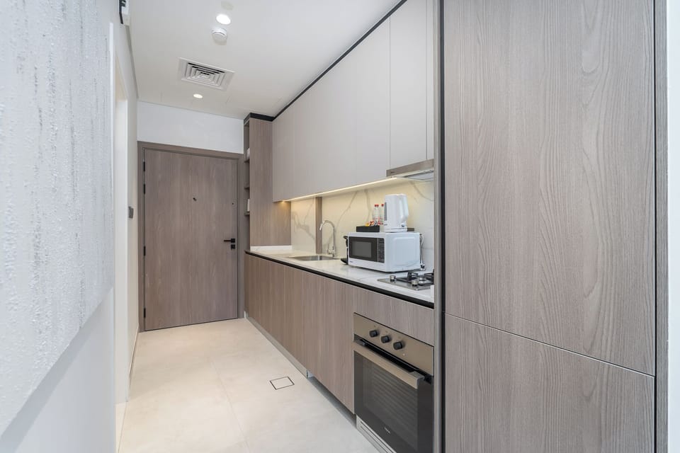 Deluxe Studio, Balcony, City View | Private kitchen | Fridge, microwave, oven, stovetop