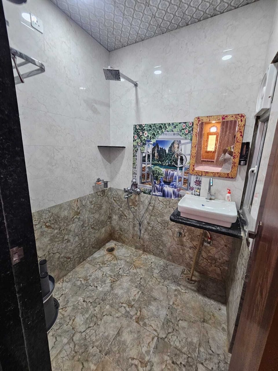 Shower, free toiletries, towels, soap
